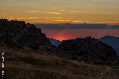 Atardecer dorado en lo alto del Pico de la Maliciosa