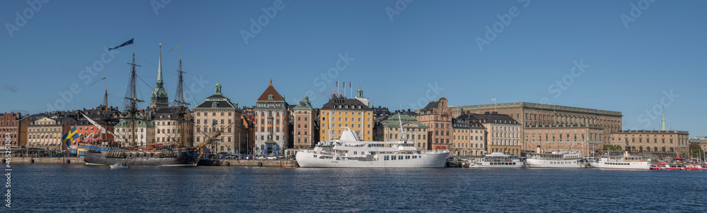 Obraz premium Panorama view over the inner harbor of Stockholm with the old sailing replica of the Swedish East Indiaman Götheborg