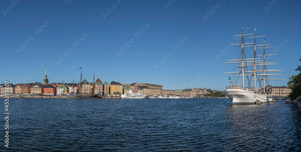 Fototapeta premium Panorama view over the inner harbor of Stockholm with the old sailing replica of the Swedish East Indiaman Götheborg