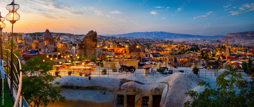 Obraz premium Goreme town on sunset