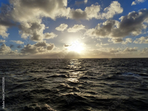 Sonnununtergang auf dem Meer von Kreuzfahrtschiff