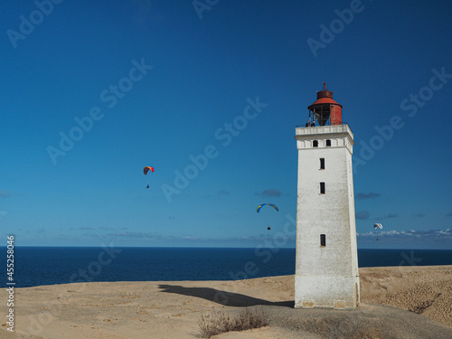 Il faro nella sabbia di Lønstrup in Danimarca