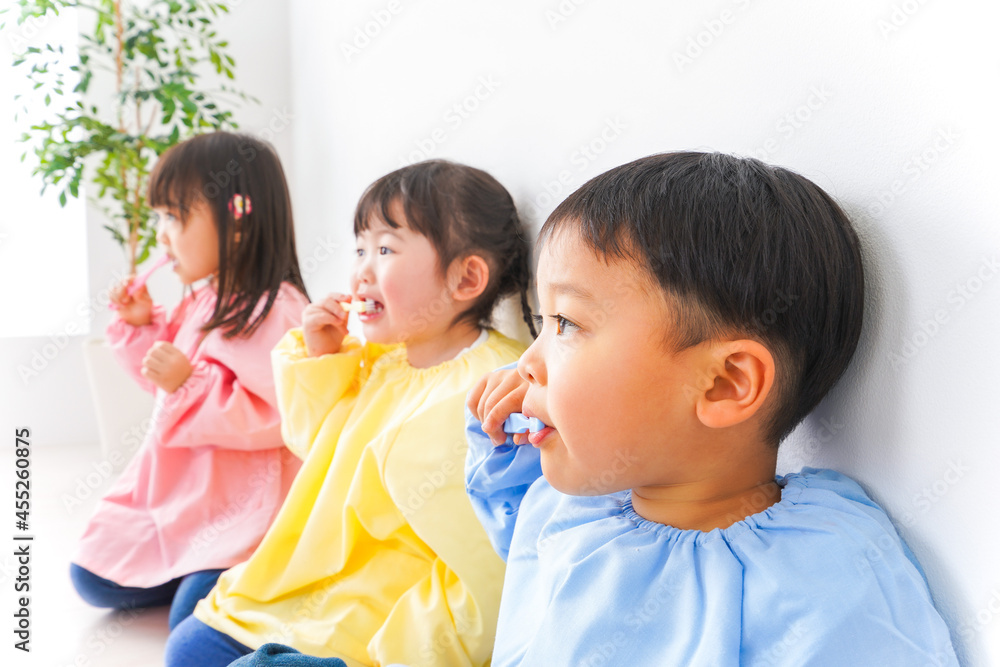 歯磨きをする子どもたち