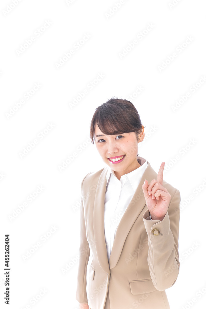 消毒液を持ちアドバイスをする医療従事者