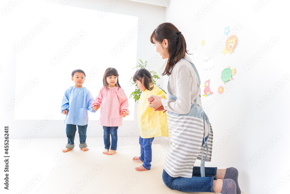 保育士と子どもたち