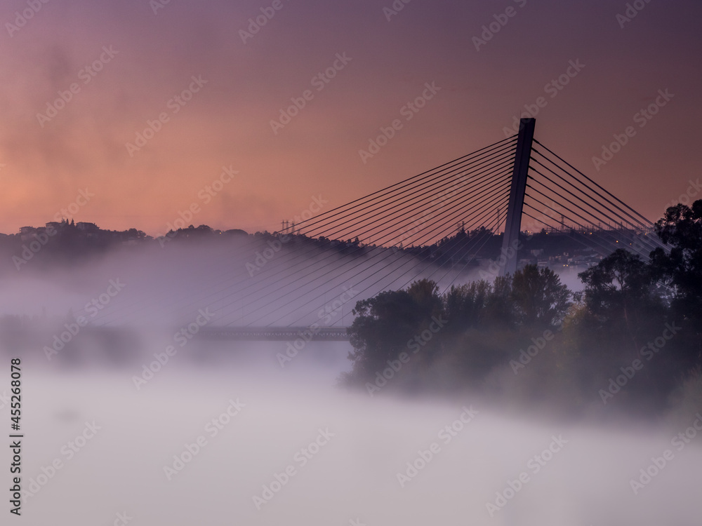 Ταπετσαρία Pont  surplombant le fleuve Mondego sous le brouillard au lever du soleil (Coïmb