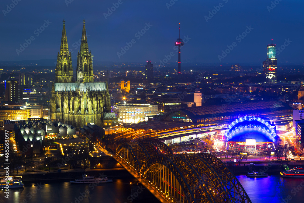 Obraz premium Cologne Cathedral in Cologne at night in Germany