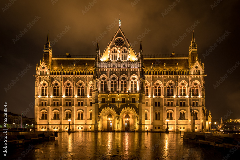 Photographie du parlement de Budapest illuminé en pleine nuit