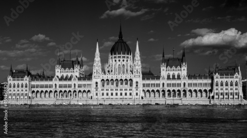 Danube et parlement de Budapest en noir et blanc