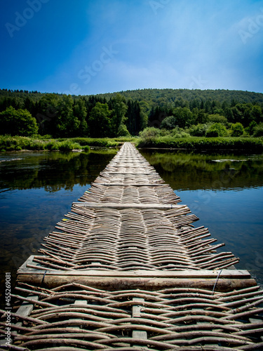 Pont de claies au-dessus de la Semois à Laforêt (Wallonie) en été sous un beau ciel bleu