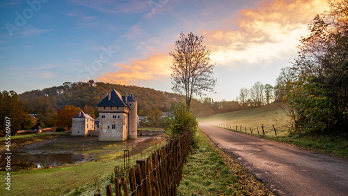Photographie du donjon du carondelet (Crupet, assesse, Wallonie, Belgique) prise au lever du jour (lever du soleil). Un léger brouillard est visible sur la route longeant le château).  photo