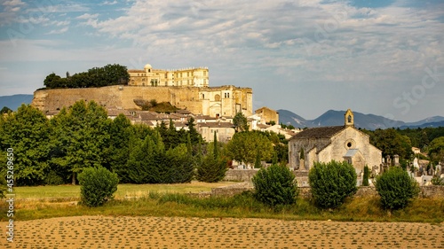  Vue du village de Grignan et de son cimetière à la tombée du jour. Photographie de paysage de la Drôme, France. Village de caractère. photo