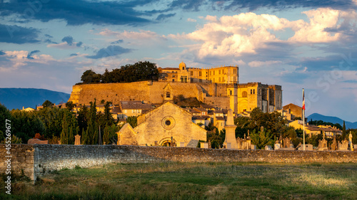 Vue du village de Grignan et de son cimetière à la tombée du jour. Photographie de paysage de la Drôme, France. Village de caractère.