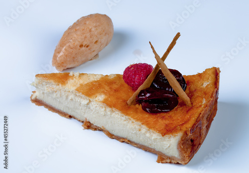 Fototapeta Naklejka Na Ścianę i Meble -  Tarta de queso azul con helado de membrillo
