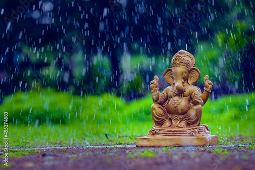 Water splash on lord ganesha sculpture. celebrate lord ganesha festival. photo