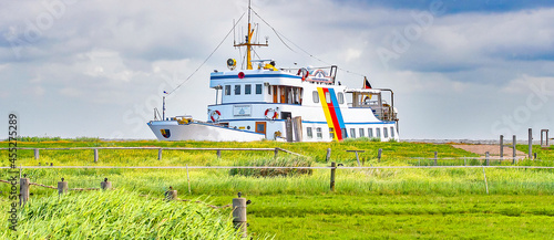 Obraz na plátně Fähranleger,  Hafeneinfahrt,  Anlegestelle,   Fähre,  Hallig Hooge  zweitgrößte