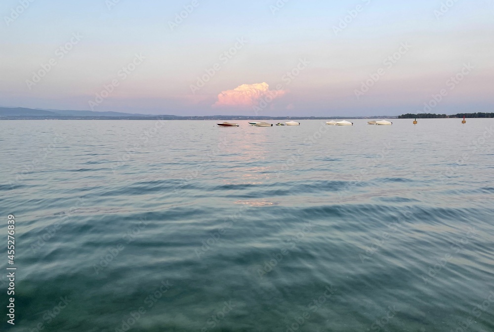 Obraz premium water of lake garda in italy surrounded by mountains
