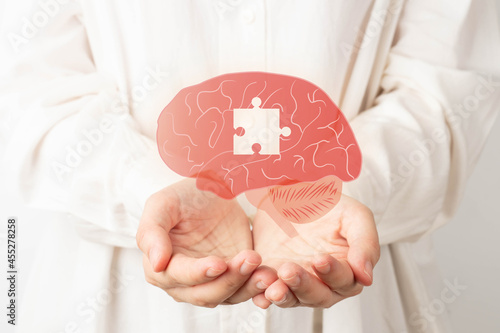 Fotografía Puzzle missing pieces from brain anatomy on human hands