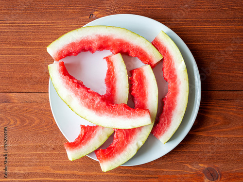 Foto Watermelon peels on white ceramic plate