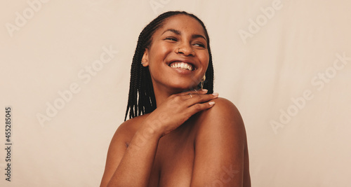 Canvastavla Cheerful young woman looking away with a smile