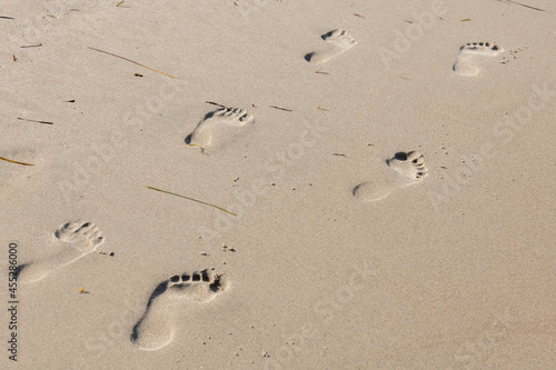 Fußabdrücke im Sand am Ostsee Strand.