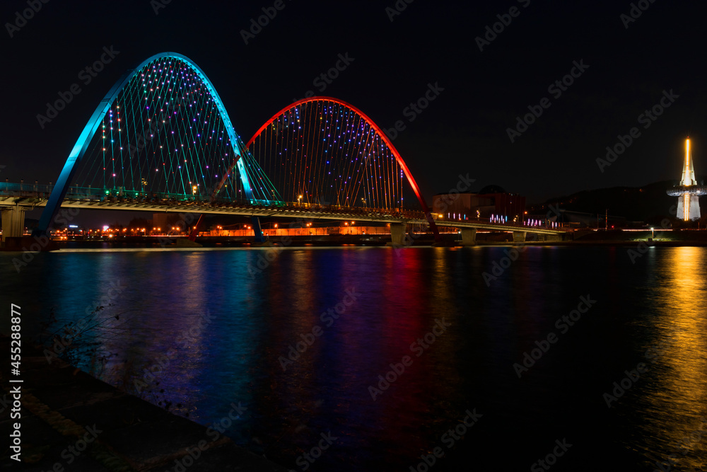 Fototapeta premium Daejeon expro bridge at night in daejeon with reflection,korea. The light bridges.