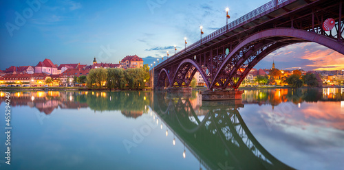 Obraz na płótnie Maribor, Slovenia. Cityscape image of Maribor, Slovenia at beautiful summer sunrise with reflection of the city in Drava River. w salonie