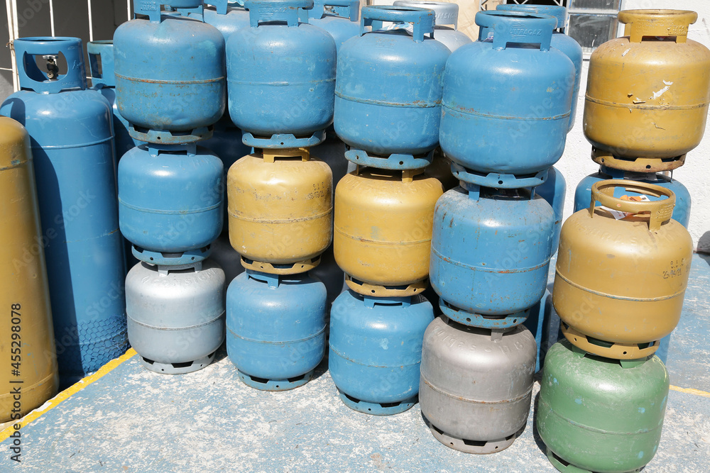 Distribution of gas to low-income people with cart and cylinder.
Distribution of gas to low-income people with cart and cylinder.