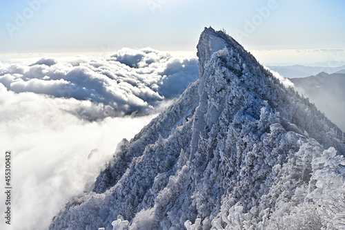 四国愛媛県の霊峰石鎚山の寒い朝