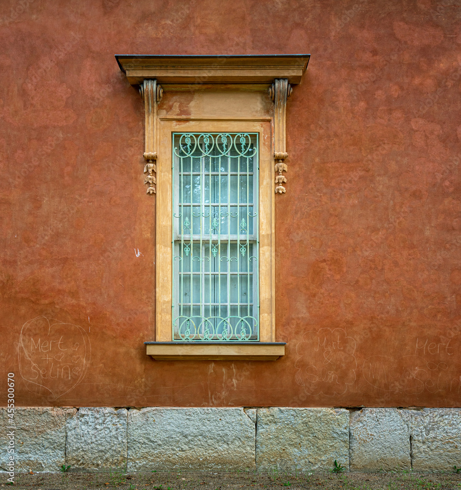 Vergitterte Fenster und Türen an einem historischen Gebäude