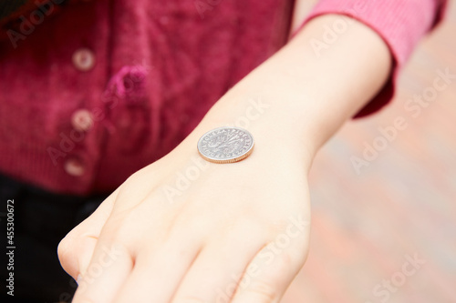 moneta na ręce- orzeł czy reszka photo