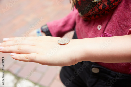 moneta na ręce- orzeł czy reszka photo
