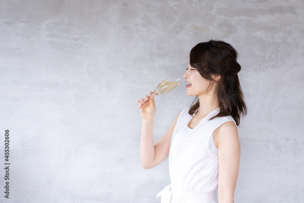 スパークリングワインを飲む若い女性