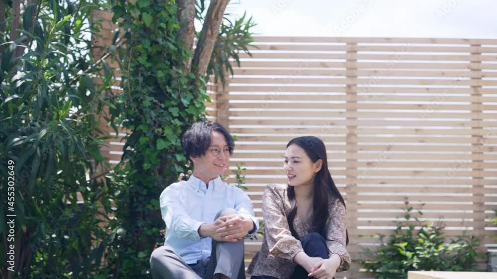 芝生でリラックスする爽やかなカップル スローモーション 芝生でリラックスする爽やかなカップル スローモーション