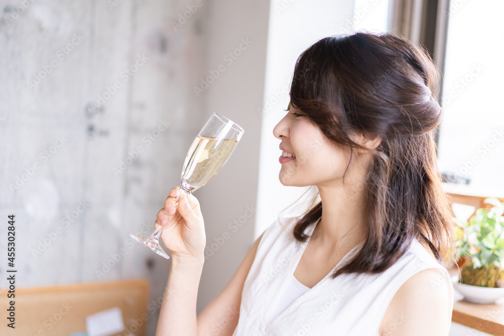 スパークリングワインを飲む若い女性 スパークリングワインを飲む若い女性