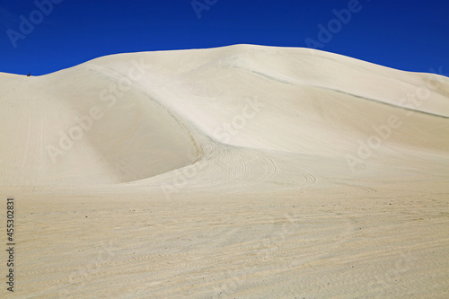Sand dune on blue sky - Sand Mountain Recreation Area, Nevada © jerzy