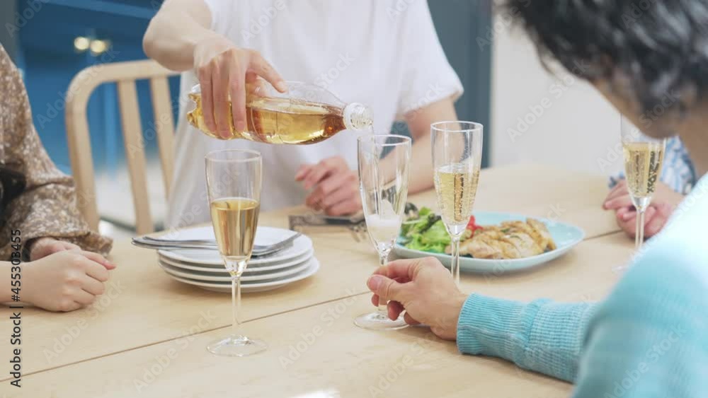 乾杯する人々 ホームパーティー 乾杯する人々 ホームパーティー