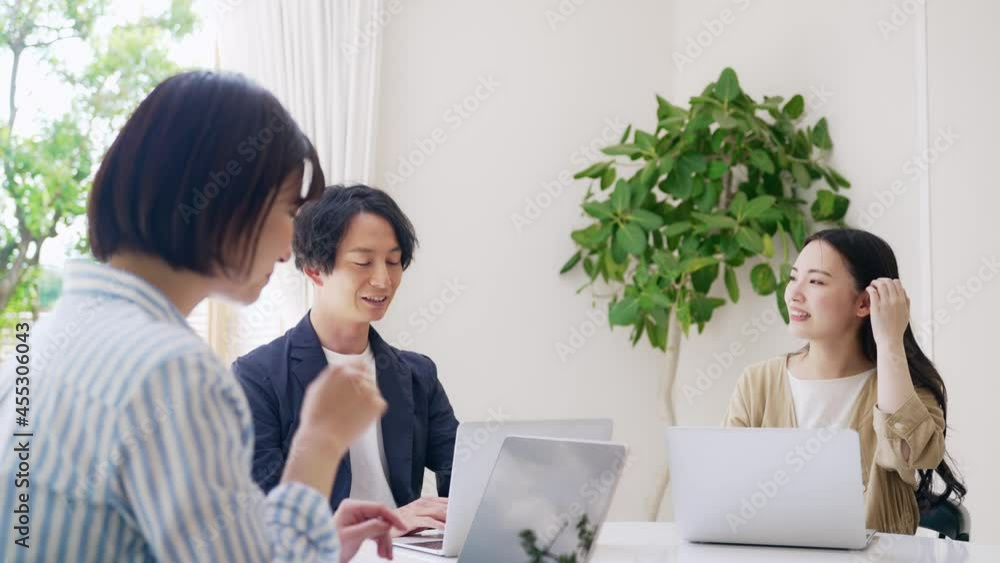明るい部屋でミーティングする人々 明るい部屋でミーティングする人々