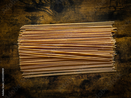 spaghettis à la farine complète posés sur une table en bois
