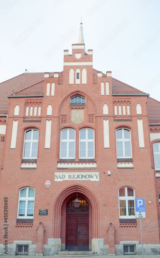 Obraz premium Red brick court building in the city