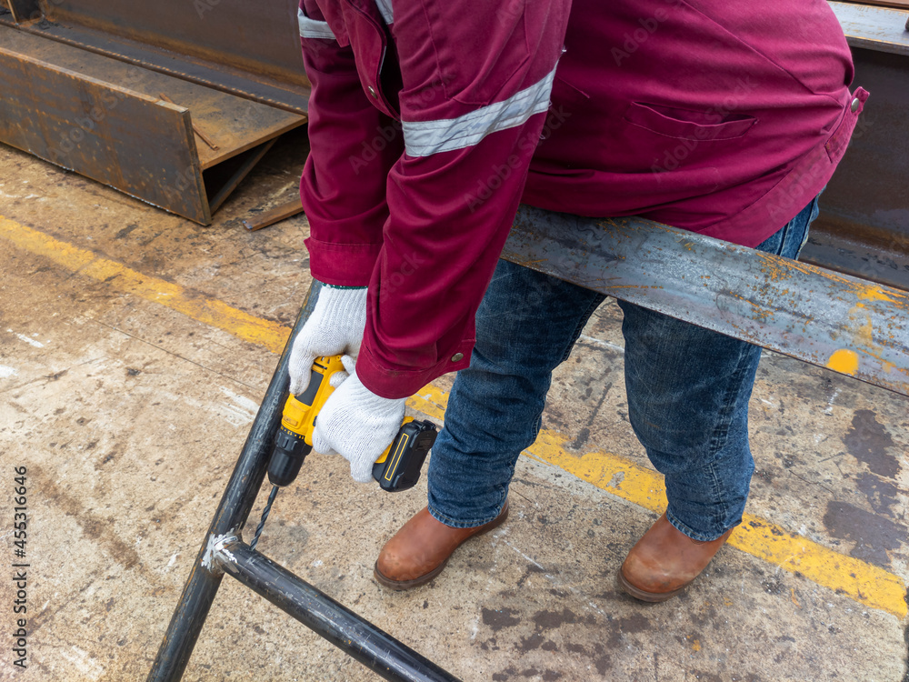 Workers are using a Drill Machine to drill holes in the handrails before hot-dip galvanizing, to prevent explosion during hot-dip galvanizing. Workers are using a Drill Machine to drill holes in the handrails before hot-dip galvanizing, to prevent explosion during hot-dip galvanizing.
