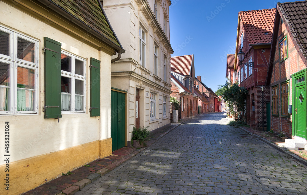 Im Altstadtkern Lauenburg an der Elbe entzerrt