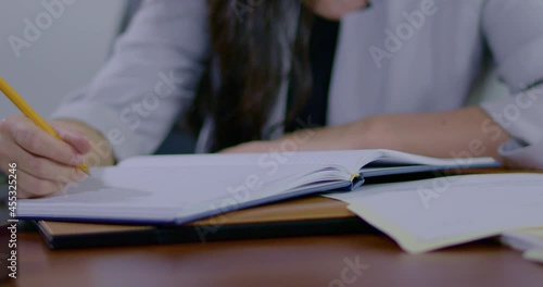 Oficinista escribiendo.