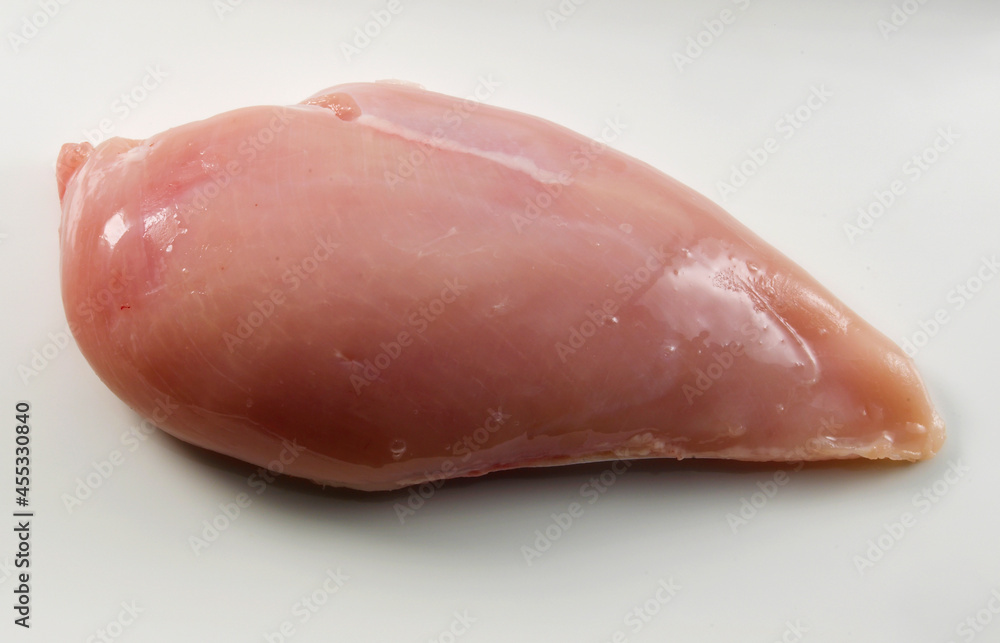 Pechuga de pollo fresca sin cocinar, cruda sobre mesa de cocina blanca. Fresh uncooked, raw chicken breast on white kitchen table. Pechuga de pollo fresca sin cocinar, cruda sobre mesa de cocina blanca. Fresh uncooked, raw chicken breast on white kitchen table.