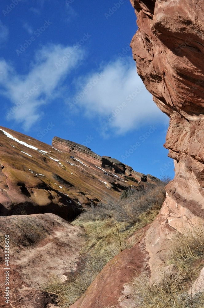 Obraz premium Red Rocks Park Colorado landscape with blue sky with light clouds