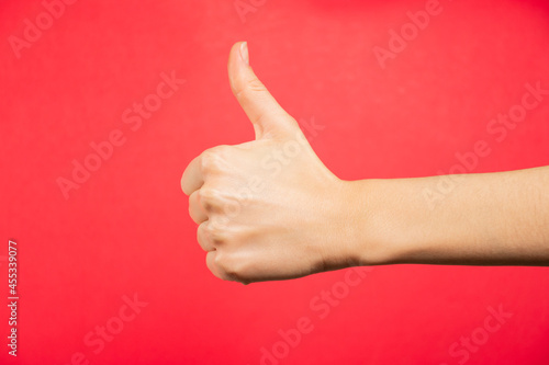 Mano pulgar arriba, señal de aprobación.