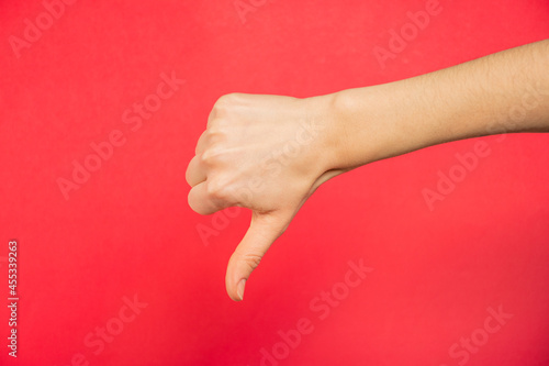 Mano pulgar abajo, señal de desaprobación. 
