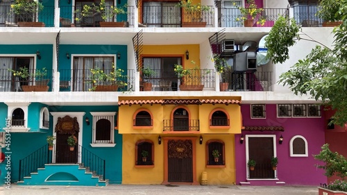 Fachada de edifico mexicano colorida