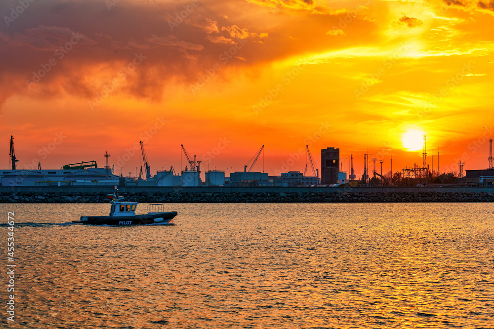 Obraz premium sunset over the harbor