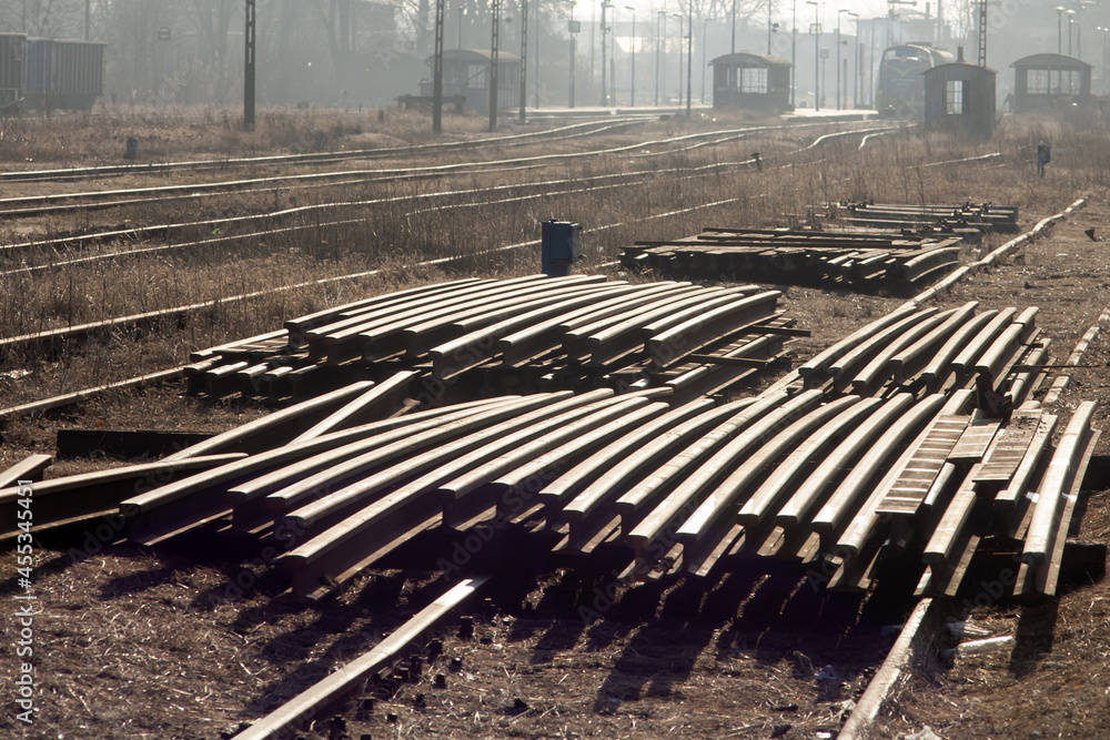 Zdemontowane stalowe części torowiska kolejowego